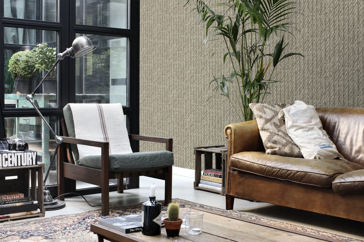 Wohnzimmer mit Sessel, Sofa, Stehlampe und dekorativer Wandtapete