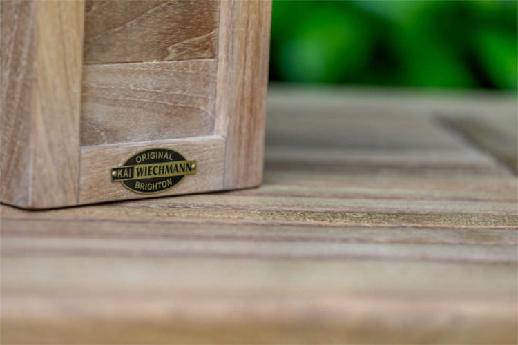 Detailaufnahme eines Holzprodukts mit dem Kai Wiechmann Logo