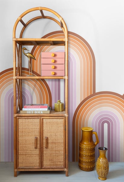 Regal mit Regenbogenmuster-Tapete, Vase und Dekoration
