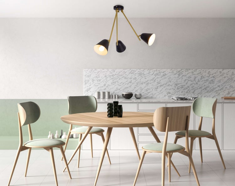 Helle, moderne Küche mit Esstisch, Stühlen und Hängelampe