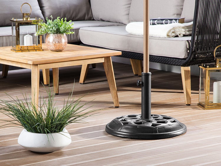 Terrassenszene mit Lounge-Möbeln, Beistelltisch, Pflanzgefäß und Sonnenschirmständer