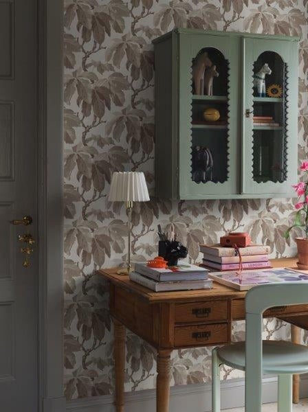 Mann bläst eine grüne Isomatte auf und ruht sich anschließend darauf aus