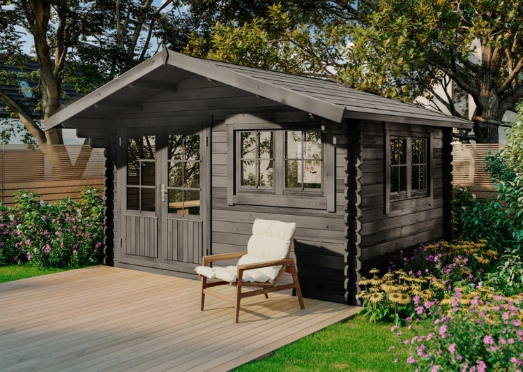 Holzgartenhaus mit Fenstern und Tür auf einer Terrasse mit Stuhl und Garten