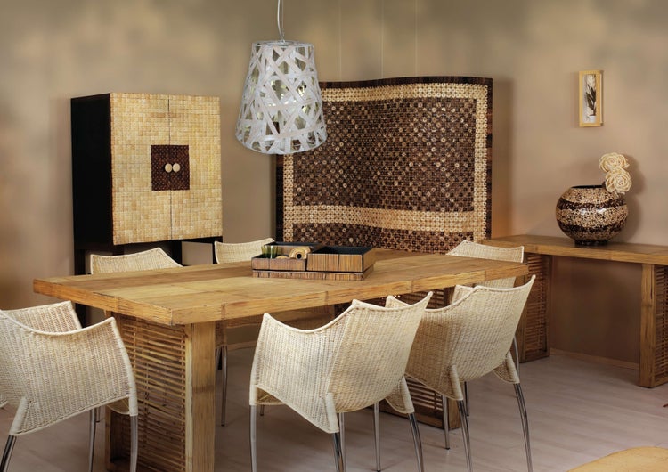 Esszimmer mit Esstisch, Stühlen, Schrank, Lampe und Dekoration
