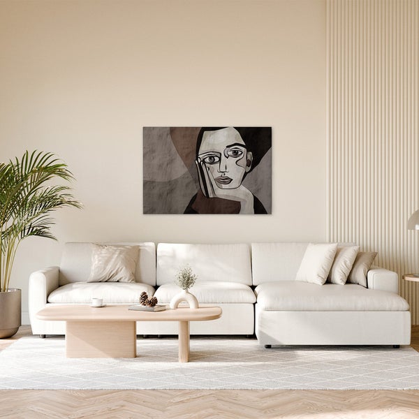 Wohnzimmer mit Sofa, Tisch und Wandbild einer Frau