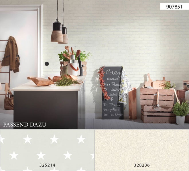 Dekorative Szene mit Pflanze, Hausfiguren und Bilderrahmen auf einem Tisch vor einer Backsteinmauer