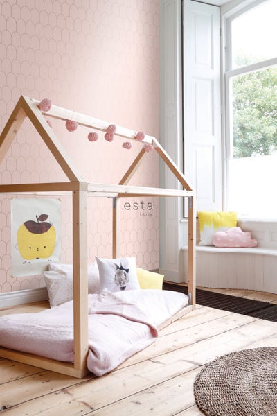 Kinderzimmer mit Holzbettgestell, Dekorationsartikeln und gemusterter Tapete