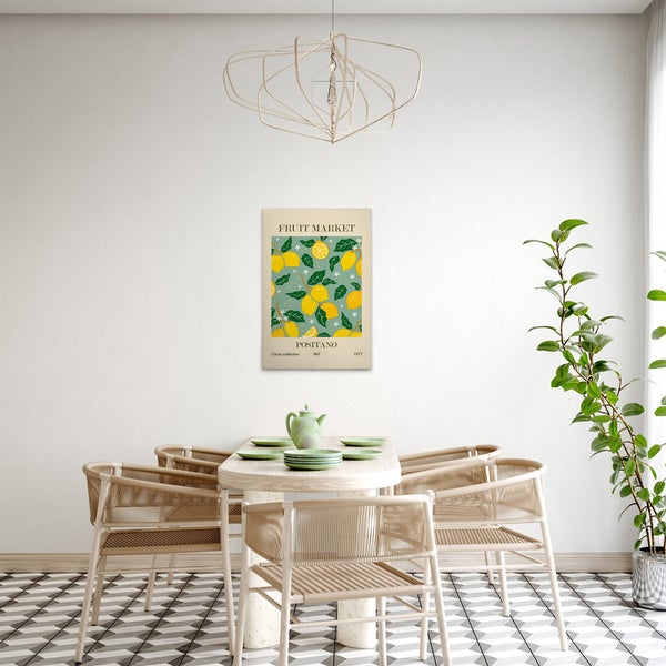 Wohnraum mit Esstisch, Stühlen und einem gerahmten Wandbild mit Zitronenmuster.