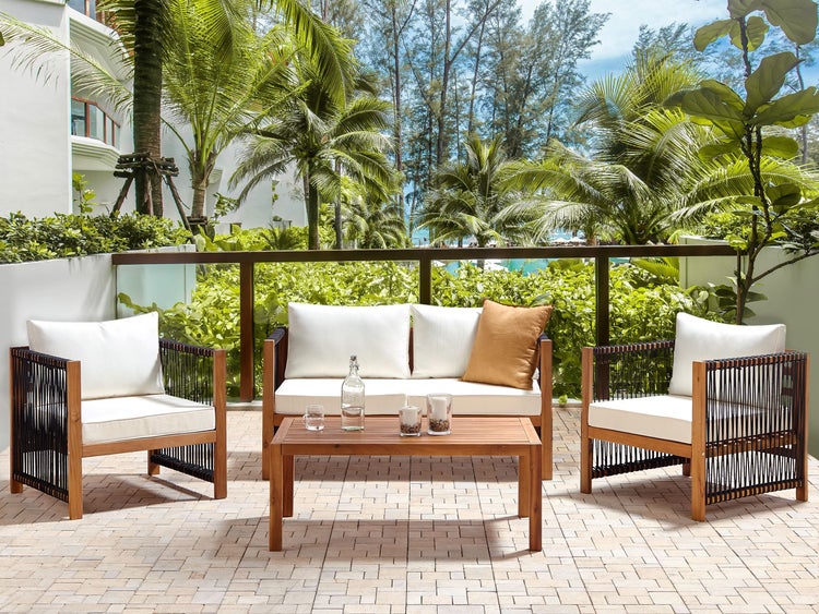 Gartenmöbelset mit Sofa, Sesseln und Tisch auf einer Terrasse