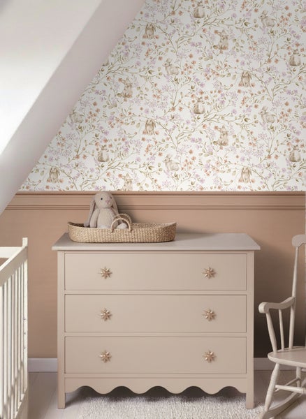 Kinderzimmer mit Kommode, Tapete mit Hasenmuster und Deko