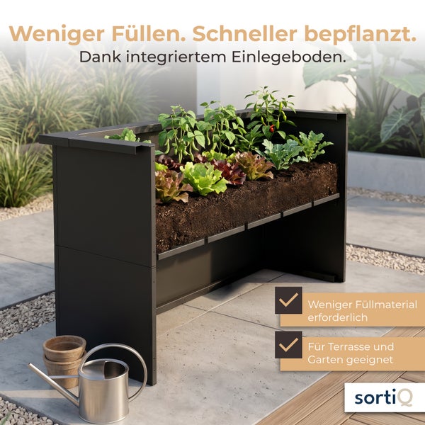 Hochbeet auf einer Terrasse mit integriertem Einlegeboden für weniger Füllmaterial, geeignet für Garten und Terrasse. sortiQ Logo.