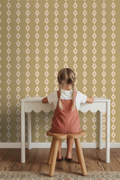 Kindersitzgruppe vor einer Wand mit Rautenmuster Tapete und vertikalen Streifen.