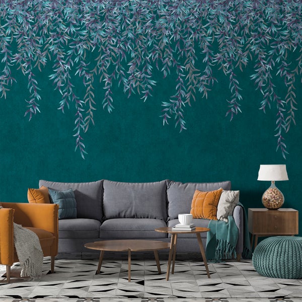 Wohnzimmer mit grauer Couch, Sessel und Wandtapete mit Blätterdesign