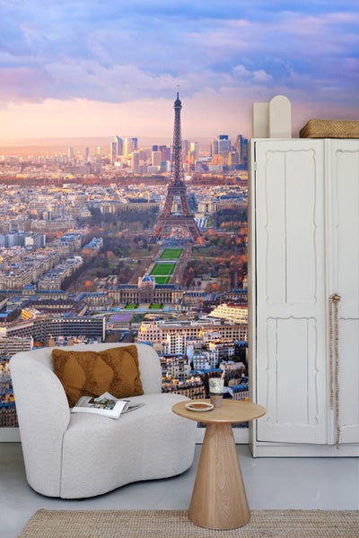 Helles Wohnzimmer mit Fototapete des Eiffelturms und der Pariser Skyline, Sessel, Beistelltisch und Kleiderschrank