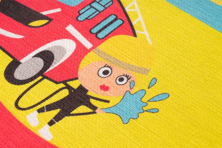 Detailansicht eines Kinderteppichs mit gewebter Struktur und Feuerwehrmotiv, das eine Feuerwehrfrau und ein Feuerwehrauto zeigt.