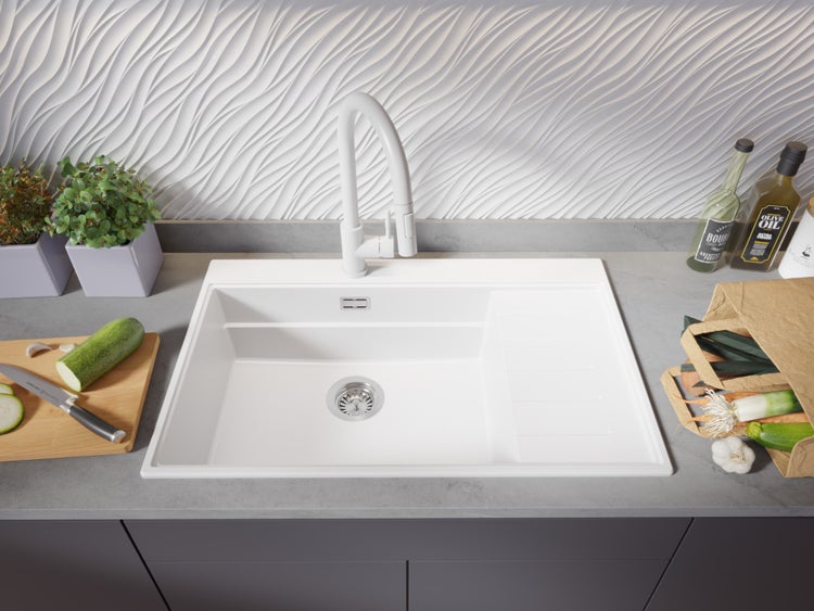 Küchenszene mit Spüle, Armatur, Gemüse und Dekoration