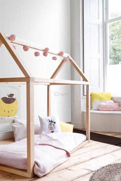 Kinderspielzimmer mit Spielbett in Hausform, dekoriert mit Lichterkette