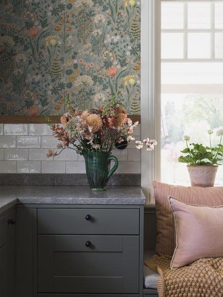 Produktdatenblatt für einen schwarzen Wand- und Deckenkanal aus Polyvinylchlorid mit Bodenlochung