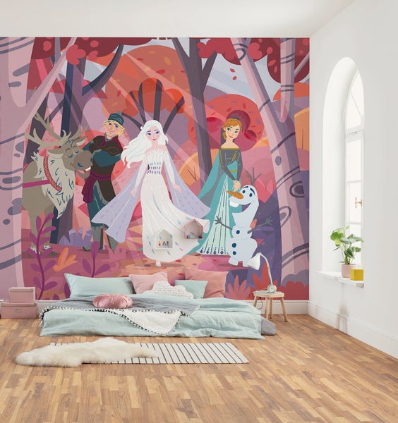 Kinderzimmer mit Fototapete mit Waldmotiv und Figuren aus Die Eiskönigin