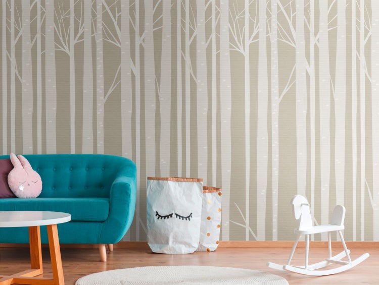 Kinderzimmer mit Baumtapete, Sofa, Tisch, Spielzeug und Dekoration