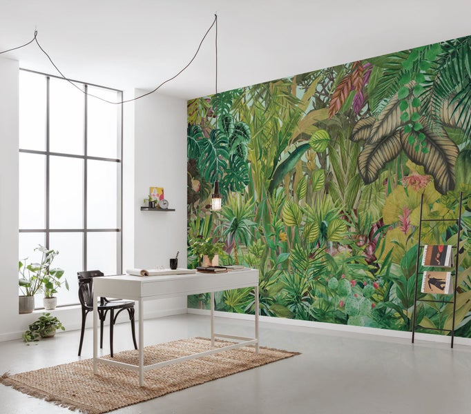 Büroraum mit Dschungel-Tapete, Schreibtisch, Stuhl und Teppich