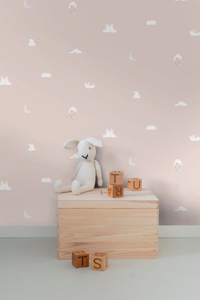 Kinderzimmer mit Bären Tapete, Holzkiste und Spielzeug