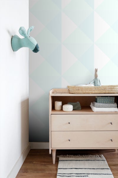 Kinderzimmer mit Kommode, Wanddekoration und Teppich