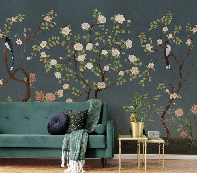 Wohnzimmer mit floraler Tapete, Sofa, Couchtisch und Zimmerpflanze