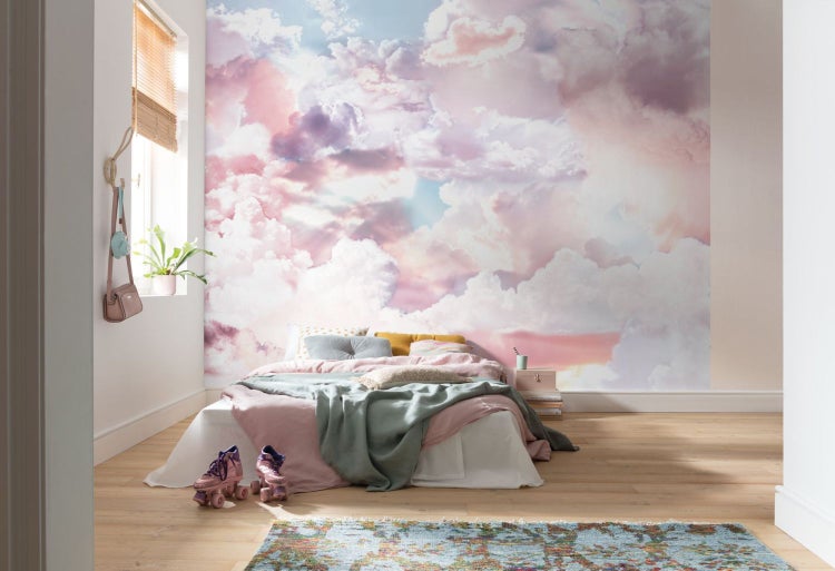 Helles Schlafzimmer mit Wolken-Fototapete, Bett und Dekoration