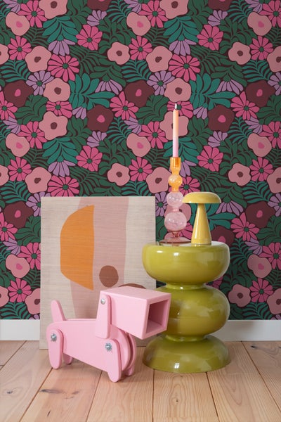 Kinderzimmer mit Blumenmustertapete, Holzbett und Eiscreme-Korb