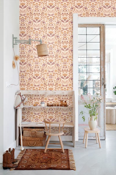 Gemütliches Interieur mit floraler Tapete, Holzmöbeln und dekorativen Accessoires.