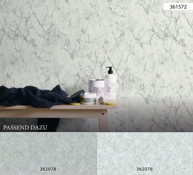 Marmortapete mit Kosmetikprodukten auf einem Holztisch