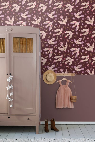 Dekoratives Interieur mit Kleiderschrank, Tapete mit Vogelmuster, Hut, Kleid, Tasche und Stiefeln.