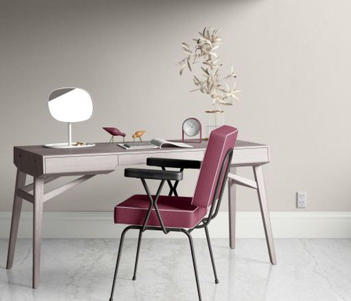 Schreibtisch mit Stuhl und Dekoration für ein Arbeitszimmer