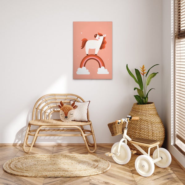 Kinderzimmer mit Einhorn-Regenbogen-Bild, Rattanbank, Dekokissen, Dreirad, Flechtkorb und Teppich