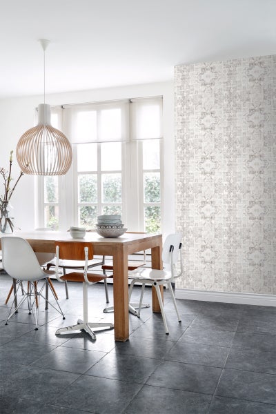 Heller Speiseraum mit Holztisch, Stühlen und gemusterter Tapete