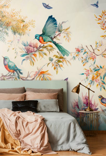 Schlafzimmer mit einer Fototapete mit Vogelmotiven und floralen Elementen