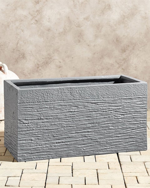Rechteckiger Pflanzkübel mit horizontaler Rillenstruktur für den Garten