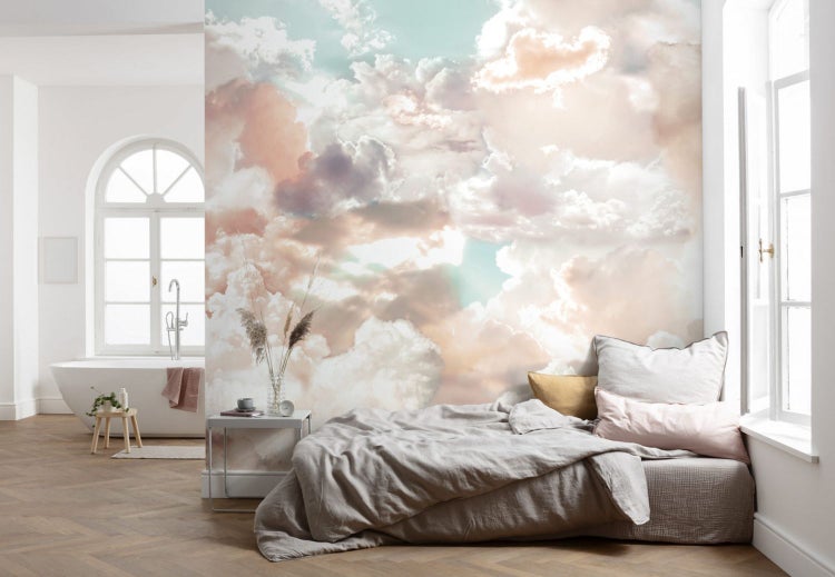 Schlafzimmer mit Wolken-Tapete, Bett und Badewanne