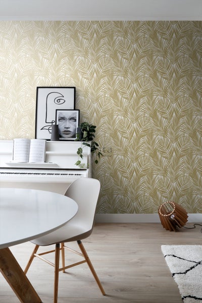 Innenraum mit weißem Klavier, Esstisch und Tapete mit Palmenblattmuster