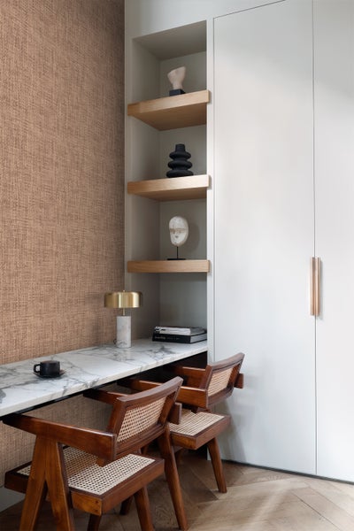 Nahaufnahme eines Raumes mit gemusterter Tapete, Tischlampe und Bild