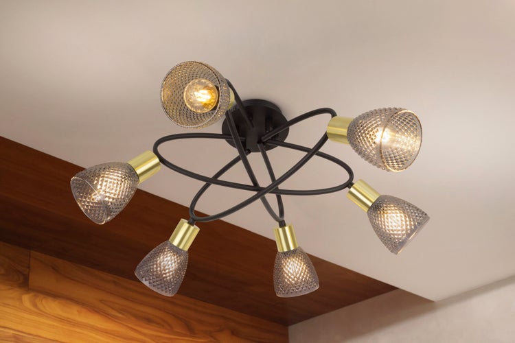 Deckenleuchte mit sechs Strahlern und dekorativen Lampenschirmen