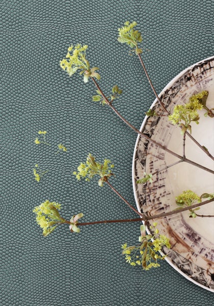 Dekorativer Teller mit blühenden Zweigen