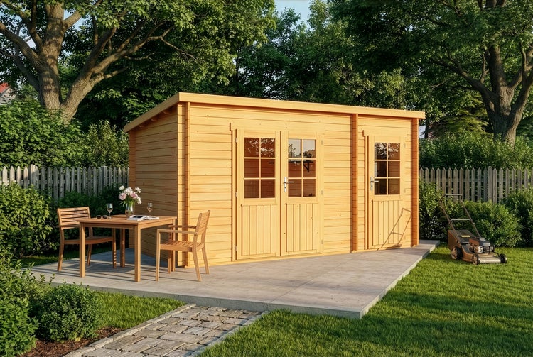 Modernes Gartenhaus aus hellem Holz mit Pultdach, Doppeltür und Einzeltür mit Fenstern auf einer Terrasse in einem gepflegten Garten.