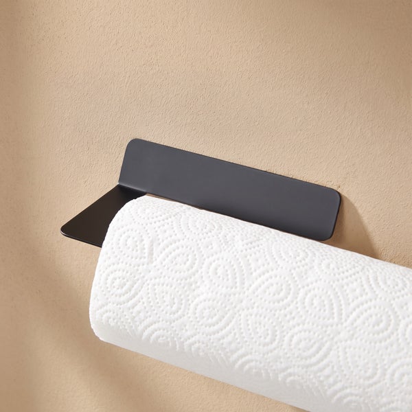 Wandmontierter Papierrollenhalter aus Metall in minimalistischem Design mit weißer Küchenpapierrolle.
