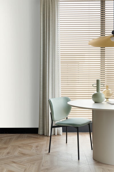 Innenaufnahme eines Esszimmers mit Stuhl, Tisch, Vorhängen und Jalousien für Fenster