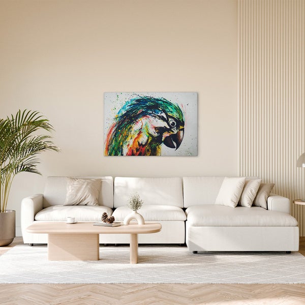 Wohnzimmer mit Sofa, Tisch und einem Wandbild, das einen Papagei zeigt