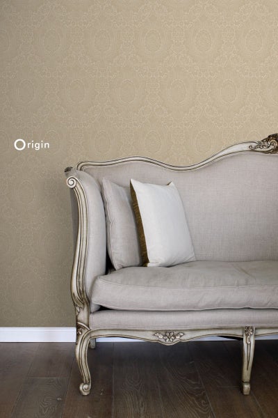 Gemusterte Tapete mit Sofa und Kissen im Raum