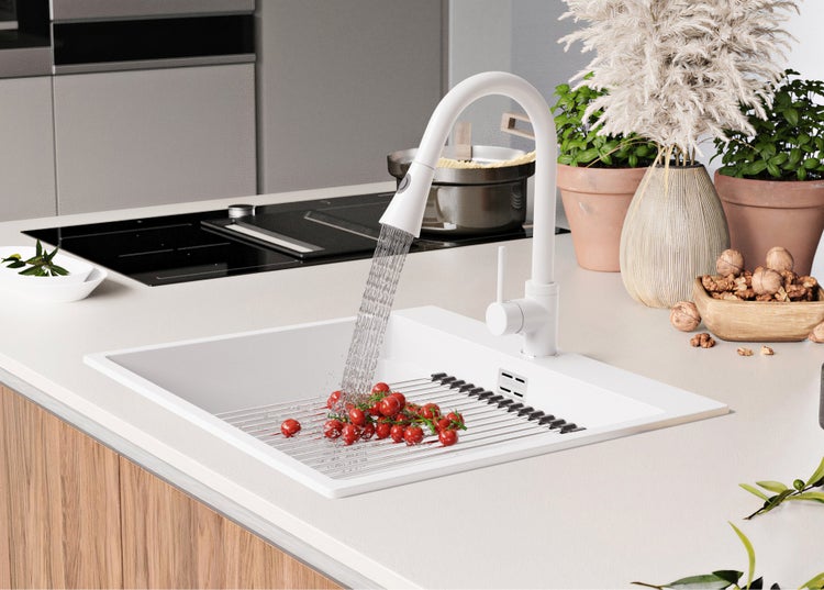 Küchenspüle mit Abtropfgitter, Armatur und Dekoration