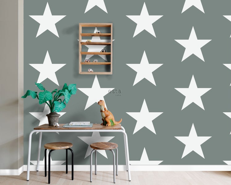Kinderzimmer mit Schreibtisch, Hockern, Regal und Sternentapete
